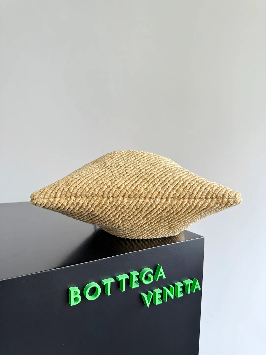 Batch 1460 BV is new in summer! The very popular dustbag has also been added to the new straw series. It is a large size. The raffia and burnt orange garbage bag is more casual and lazy. Who needs an open bag when going out in the summer? I really recommend this one. The large opening design is very convenient for taking items when you go out. The shape of the storage bag is very old-fashioned, retro and charming. The overall look is cute and bulging. The hand-carrying method is very playful. The shoulder strap is adjustable. You can adjust it to the length you like according to your preference. It can be worn under the arm, on one shoulder, cross-body, or by hand. Four carrying methods can be realized in one bag. Style number: 829218 Size: 32*23*1cm